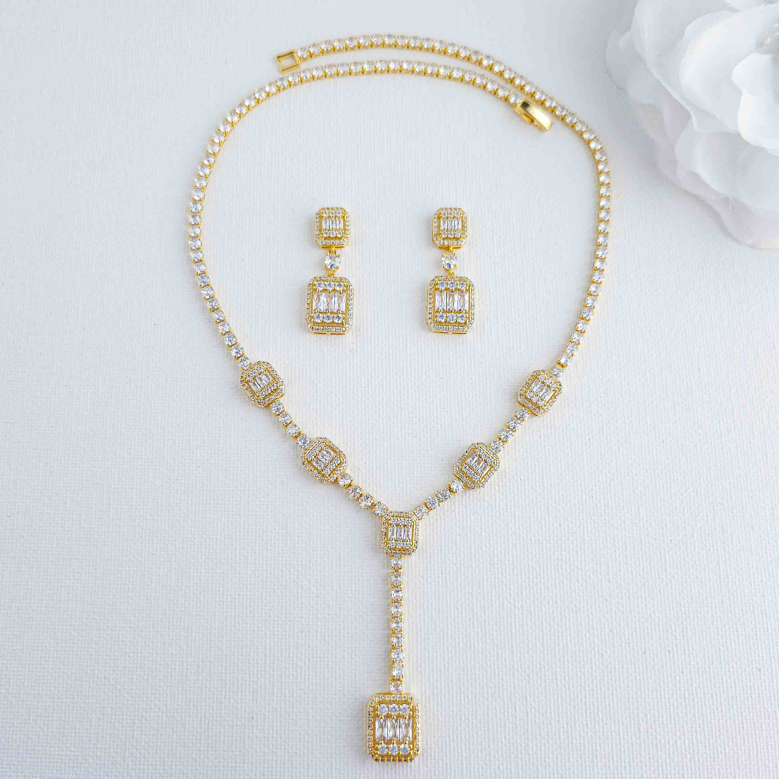 Gold jewellery store chain set